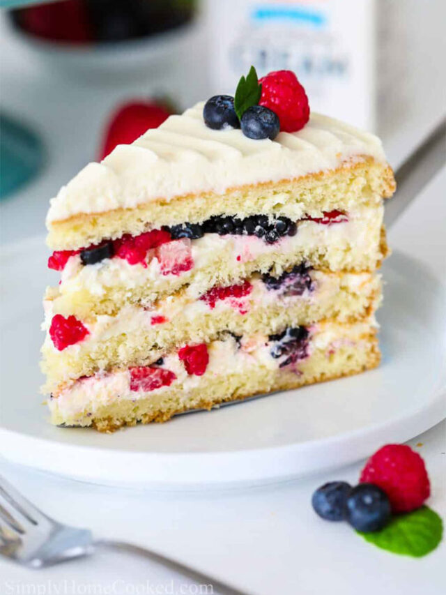 “Elegant and Delicious: Chantilly Cream Berry Cake”